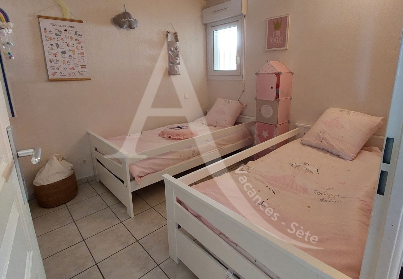 Ferienwohnung in Sète - 355 / T3 VUE MER DEGAGÉE AVEC PISCINE ET GARAGE