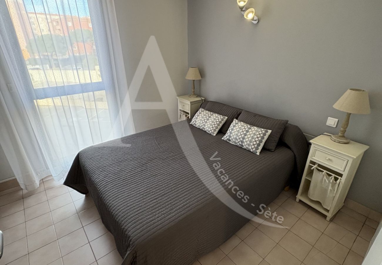 Apartment in Sète - 195 / T2 AVEC PARKING, WI-FI ET VUE MER