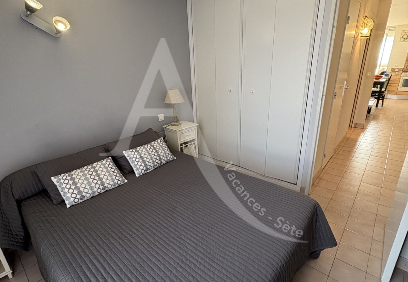 Apartment in Sète - 195 / T2 AVEC PARKING, WI-FI ET VUE MER