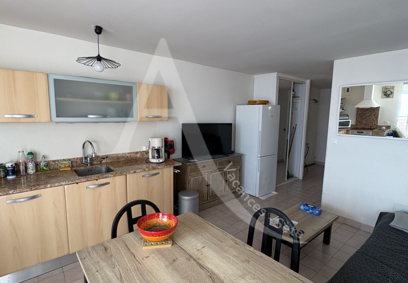 Apartment in Sète - 195 / T2 AVEC PARKING, WI-FI ET VUE MER