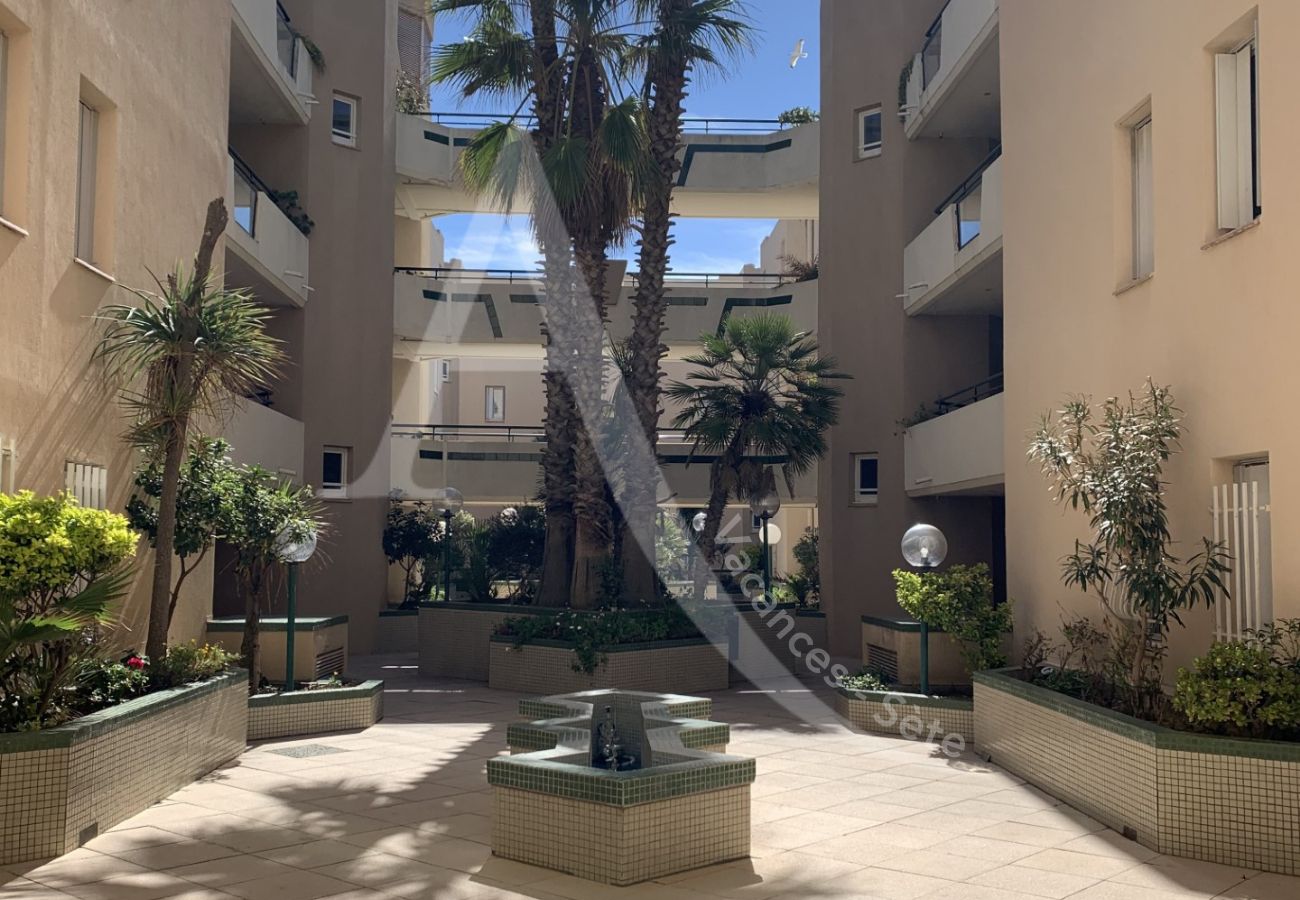 Apartment in Sète - 197 / T2 LARGE TERRASSE AVEC GARAGE ET PISCINE