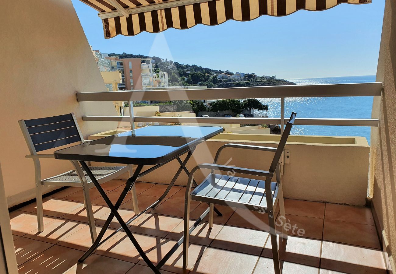 Apartment in Sète - 021 / T2 VUE MER AVEC WI-FI ET PARKING