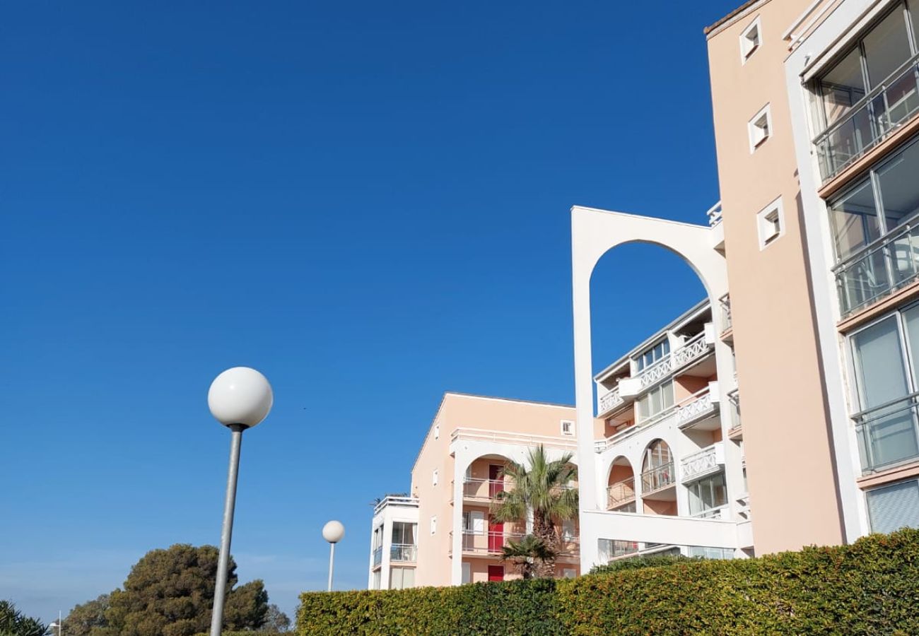 Apartment in Sète - 117 / T2 AVEC PISCINE ET PARKING