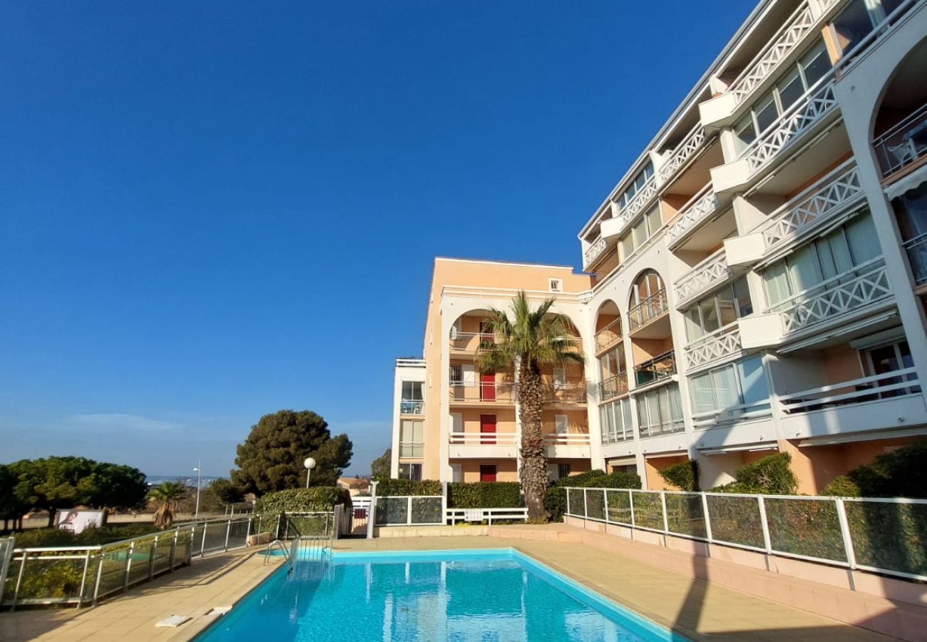 Apartment in Sète - 117 / T2 AVEC PISCINE ET PARKING