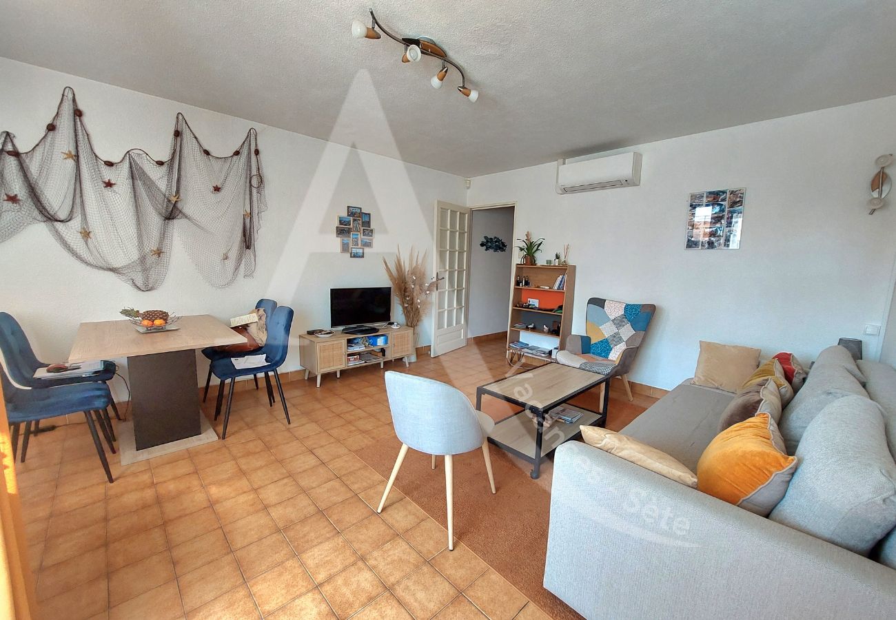 Apartment in Sète - 134/ T2 SPACIEUX, CLIM SALON ET GARAGE