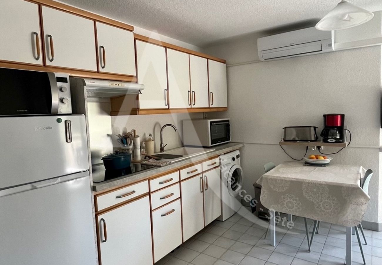 Apartment in Sète - 186 / T2 AVEC CLIM SÉJOUR, WI-FI ET ACCÈS TENNIS