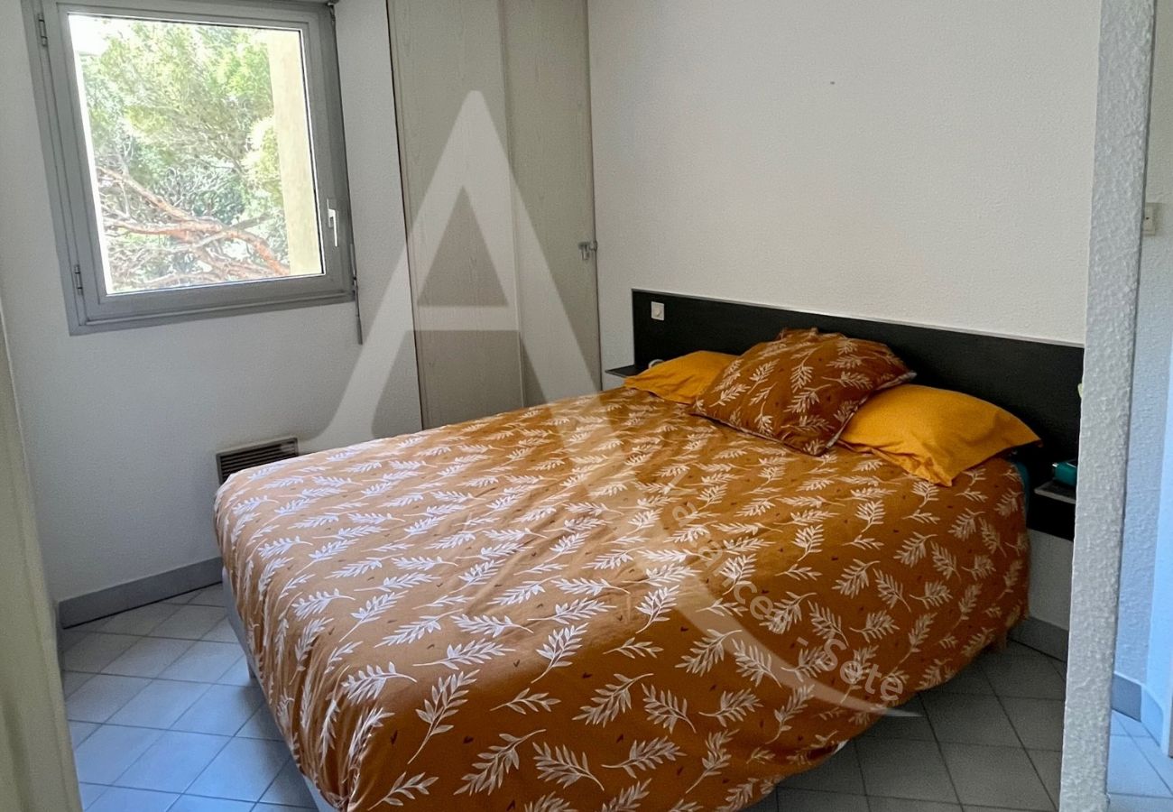 Apartment in Sète - 186 / T2 AVEC CLIM SÉJOUR, WI-FI ET ACCÈS TENNIS