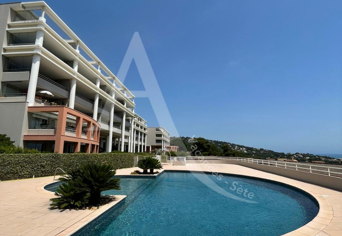 Apartment in Sète - 355 / T3 VUE MER DEGAGÉE AVEC PISCINE ET GARAGE