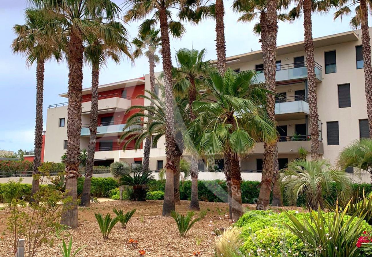 Apartment in Sète - 048 /T2 MODERNE AVEC PARKING, TERRASSE ET PISCINE