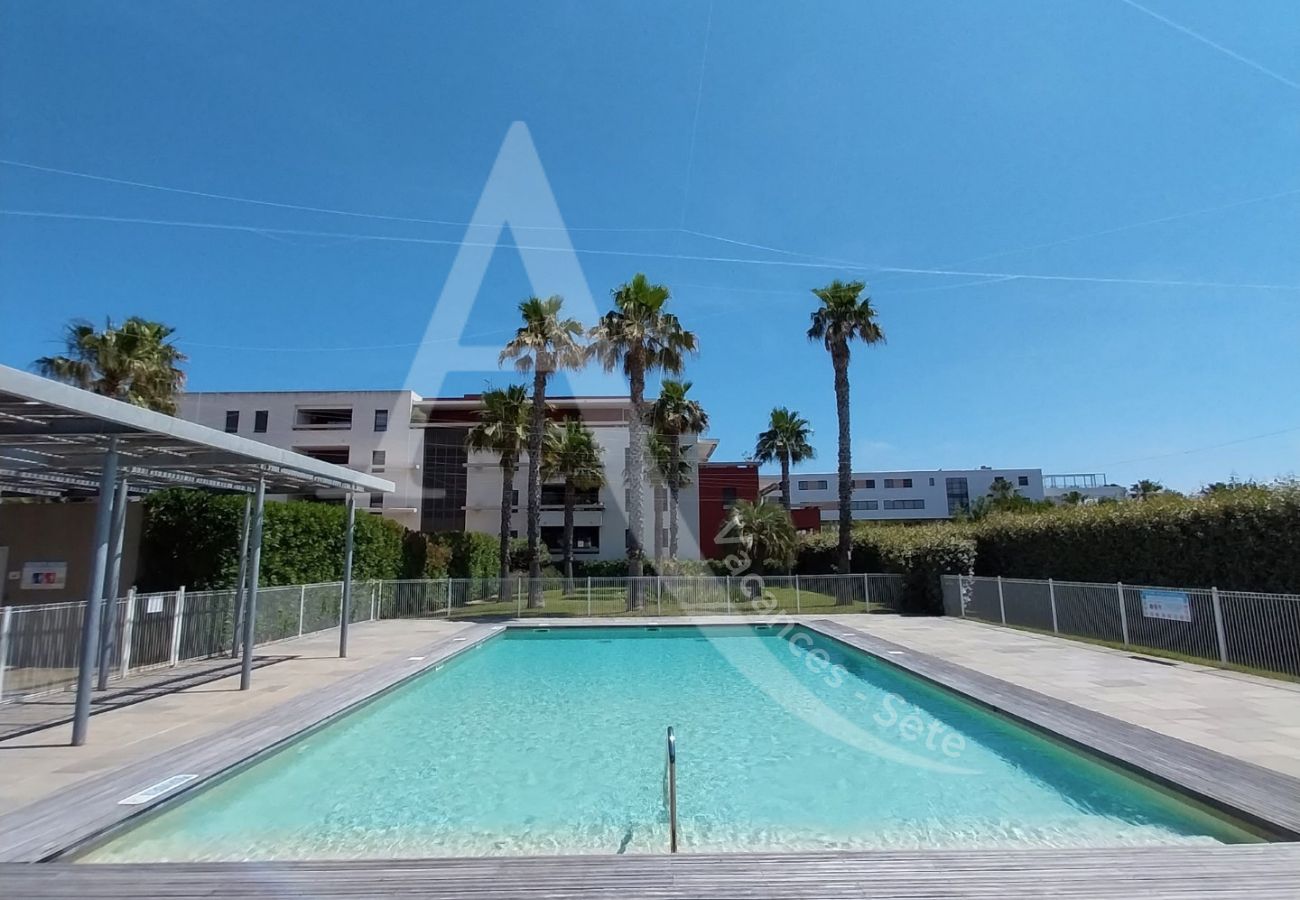 Apartment in Sète - 048 /T2 MODERNE AVEC PARKING, TERRASSE ET PISCINE