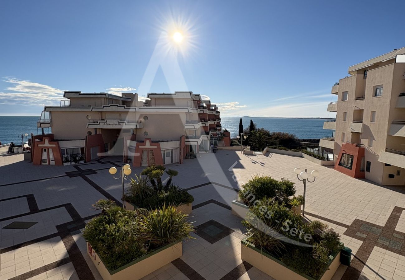 Apartment in Sète - 120/ T3 VUE MER AVEC GARAGE ET PISCINE