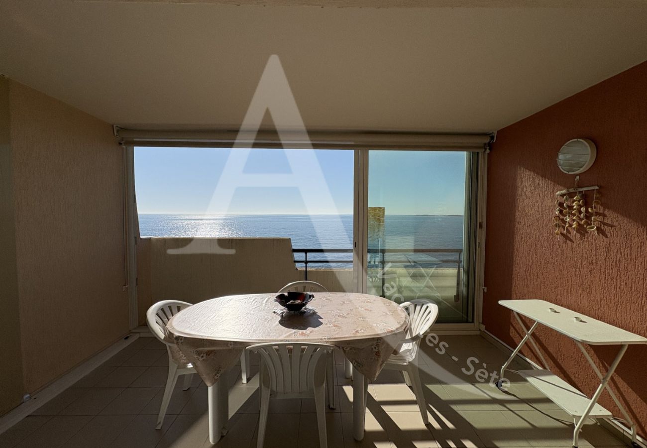 Apartment in Sète - 120/ T3 VUE MER AVEC GARAGE ET PISCINE