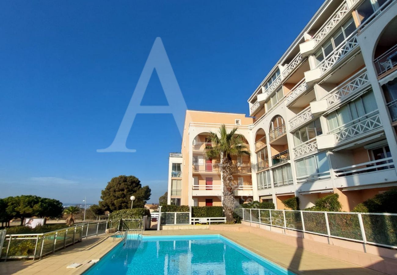 Apartment in Sète - 212 / T2 MODERNE AVEC PISCINE ET PARKING