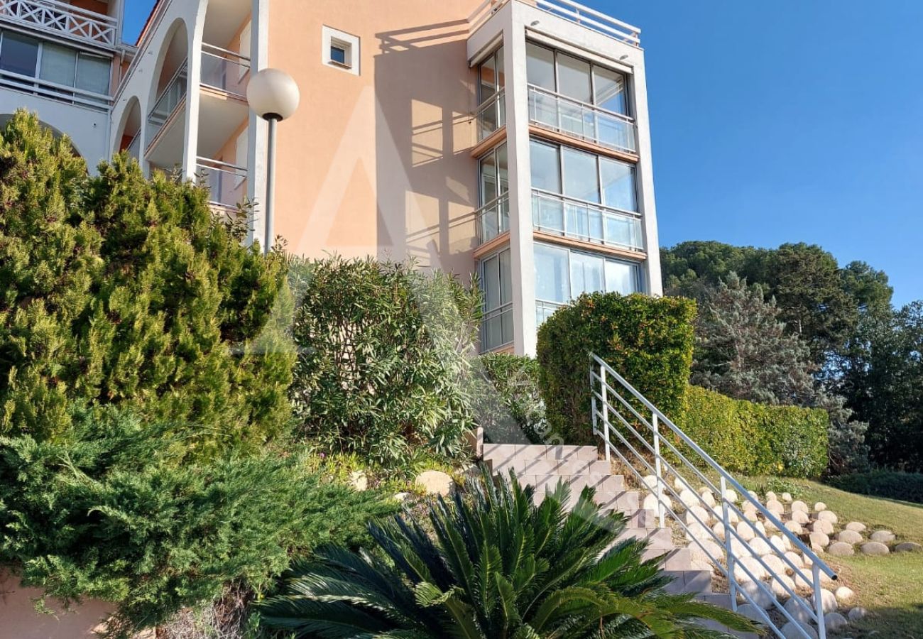 Apartment in Sète - 212 / T2 MODERNE AVEC PISCINE ET PARKING